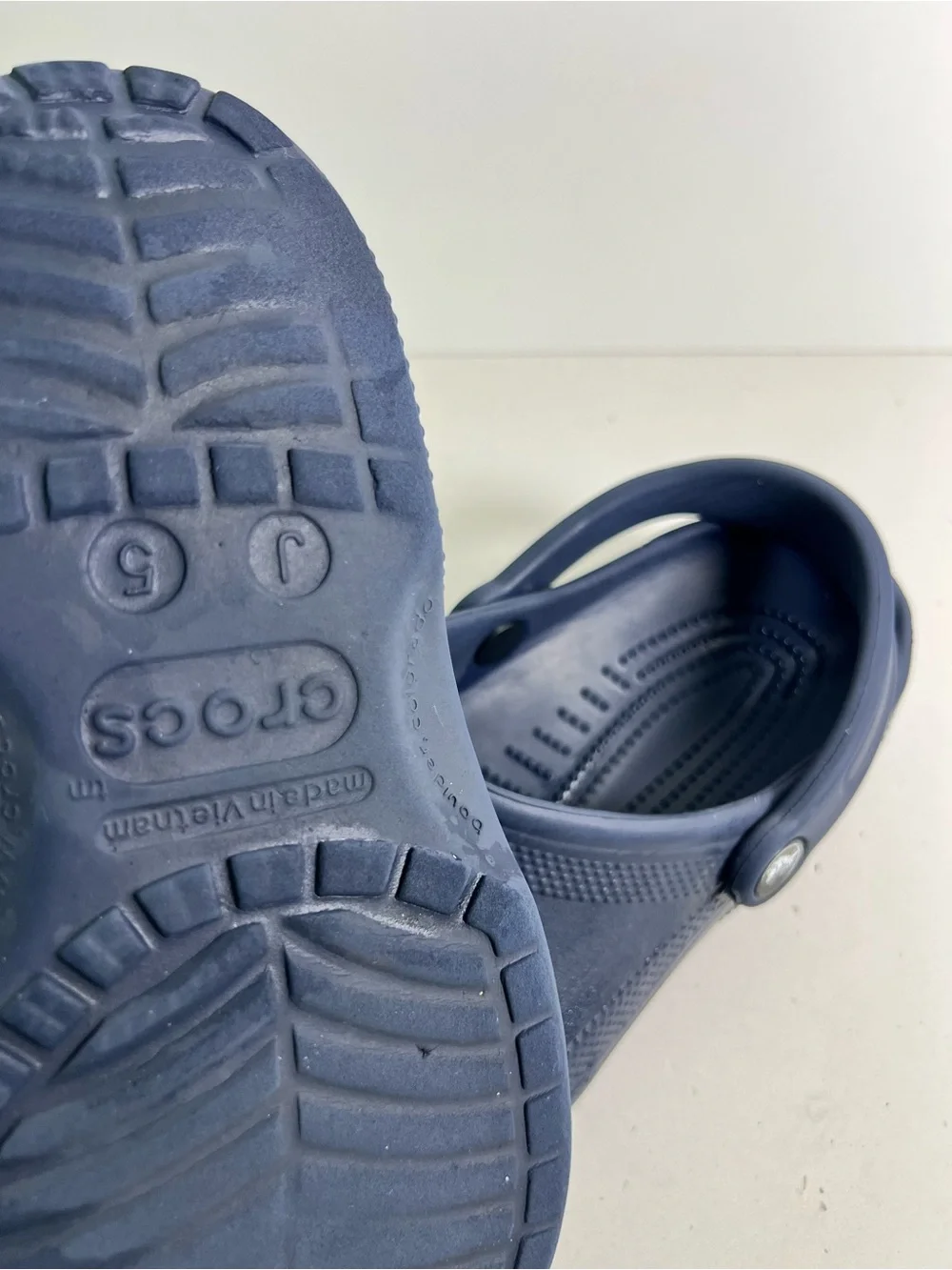 Crocs Classic Clogs Navy Blue Slip-On Comfort Shoes – Unisex – size 5